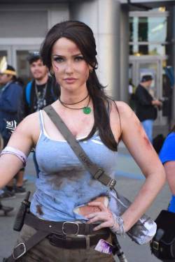 cosplay-galaxy:  [Photographer] Tomb Raider. Anybody have a name?