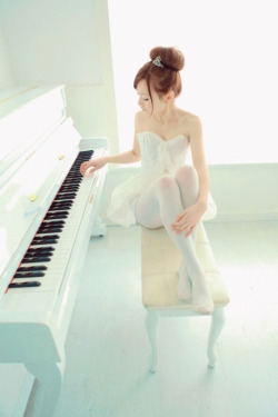 girlfriendsfromasia:  Asian girl in white tights playing piano