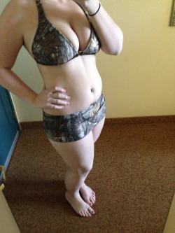 thorgirl420:  laurbaurbaby:  A better pic of my bikini (: I love