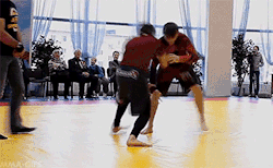 feiyuesizechart:  Wow, so awesome flying armbar!! Really cool!Online