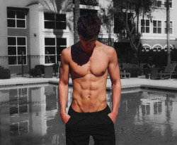 sixpackde:  https://www.tumblr.com/blog/sixpackde