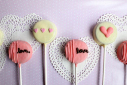 confectionerybliss:  Valentine’s Oreo Pops | Lil’ Luna