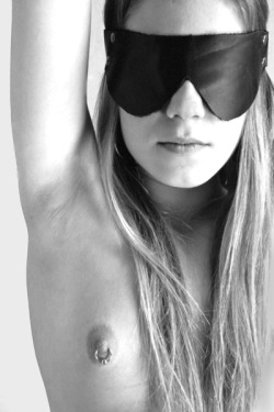 gorgeous-blindfolds-collars:  gorgeous-blindfolds-collars.tumblr.com: