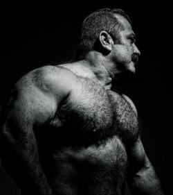dilftruckers:  stunningly sexy daddy 