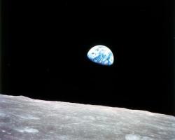 redcloud:  distant-traveller:  The iconic ‘Earthrise’ image