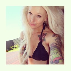 samiilamorte:  Summer lovin🌺💖🌺💖🌴☀ #inkedgirls