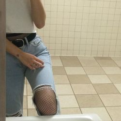jeanswithbelts:  She’s wearimg fishmets under those jeans as