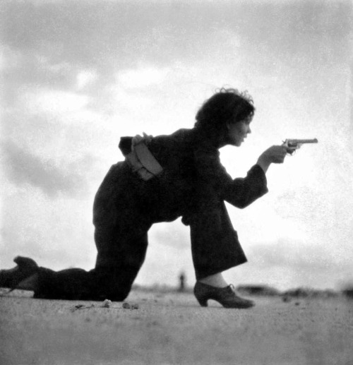 Gerda Taro - Milicienne républicaine s'entraînant sur la plage,