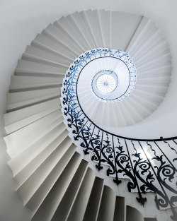 cubebreaker:  These spiral staircase photographs show how design
