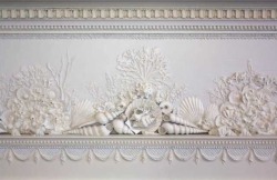 thefoodogatemyhomework: Seashell fireplace detailing beautiful