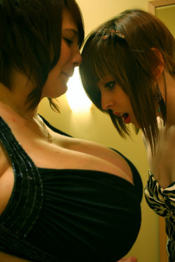 boobgrowth:  “C’mon Jules stop staring and help me out