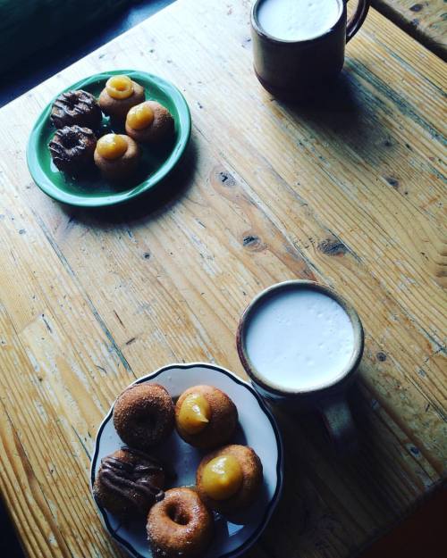 <p>@clawhammerist spotted a place that claimed to feature two things - chai and donuts. Pretty much a road food no brainer. Delicious way to start this tour. #insideout #oldtime #fiddlebanjo  (at Pip’s Original Doughnuts)</p>