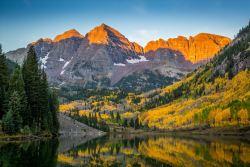 theencompassingworld:  scottsmithphotography:  Maroon Bells Fall