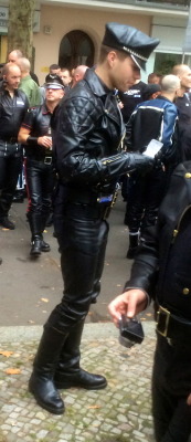 todarkleather:  ourwbleather64you:  PERFECT !  I want a man