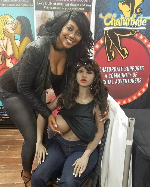 The beautiful goddess @therealnyomibanxxx  stopping by my booth#sexexponyc #sexexpo #brooklynny #brooklyn #sexdoll #sexdolls #erótica #erotic #adultillustration #underboob #underboob #breast #ebony #beautifulblackwomen #nyomibanxx (at Brooklyn Expo Center