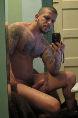 10mintwo:  grade-a-beef:  (via TumbleOn)  Hard body and penis,