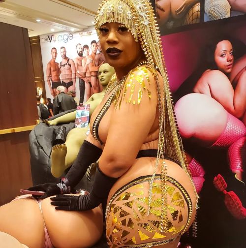 Dukes dollz Reppin at the @avn expo (Model @cosplaybelizeanqueen
