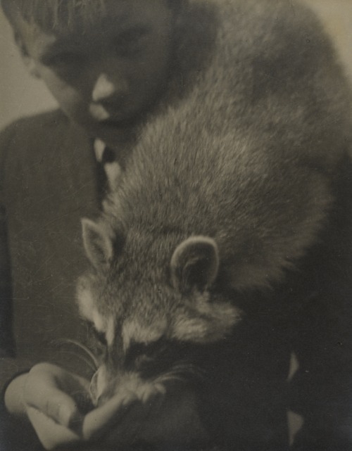 dame-de-pique: Louis Fleckenstein - Portrait of a Boy Feeding