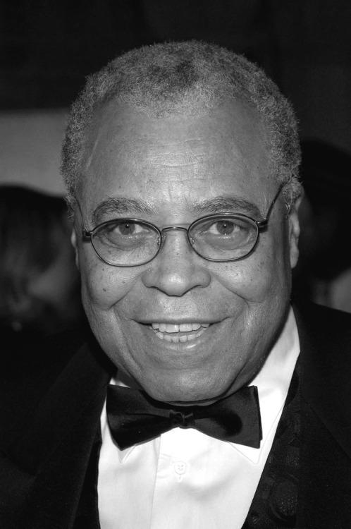 Maszületettvéderhang: James Earl Jones (1931)Brooklyn legmérgesebb embere, Távkapcs, Robotok, Bűnös szándék, Végveszélyben, Az oroszlánkirály, Komputerkémek, Férfias játékok, Fegyencek, Vadászat a Vörös Októberre, Riválisok, Amerikába