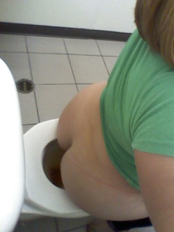 marcydiamond:  No. There’s nothing in toilet. #Bigbutt #bigbootywhitegirl