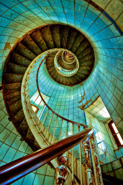 destroyed-and-abandoned:  Spiral Staircase in an abandoned lighthouse.
