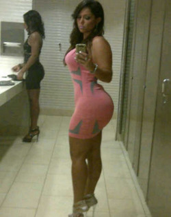 damnshortythick:  Damn shorty thick!  Wanna see some more booty?