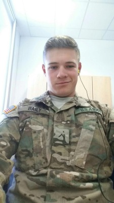 broswithcircumcisedcocks:  All-American army boy, all-American