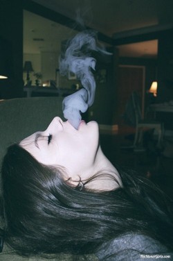 sexystonergirls:  Is this Stoner Girl Pretty? 