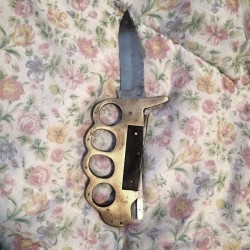 nicoledollanganger:  Jimmy Darmody & I have similar knives