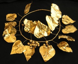 coolartefact:  A gold wreath in the shape of an ivy plant discovered