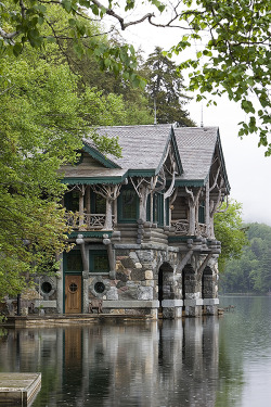 whitedogblog:Adirondack cabin with boat house near Lake Placid,