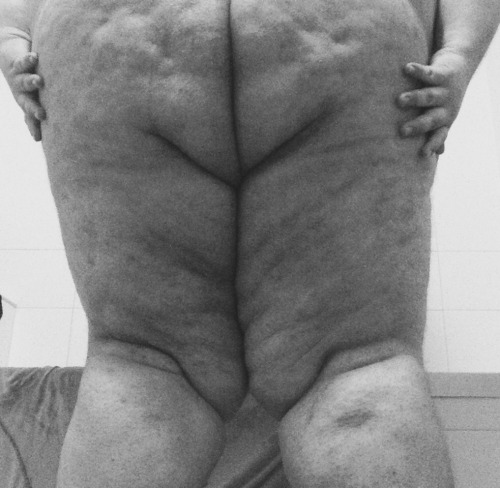 anonymousfatty7:  Front and back belly lift  Gorgeous. Next time light yourself up wit dat flash!
