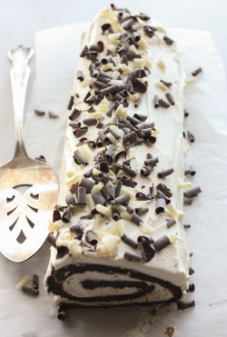 verticalfood:  Chocolate Tiramisu Cake Roll 