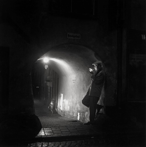 Man lighting a cigarette, Gamla stan, Stockholm, 1949 by K.W.