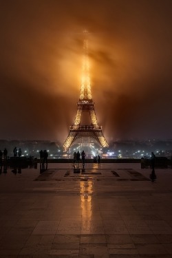 visualechoess:  Foggy Night - By: (Javier de la Torre) 