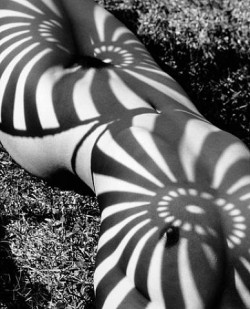 vivipiuomeno:  Herb Ritts ph. -  Neith with Shadows, Front View,