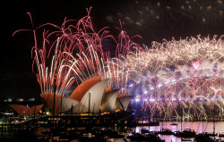 x-blogger:    AUSTRALIA Fireworks explode over the Sydney Opera