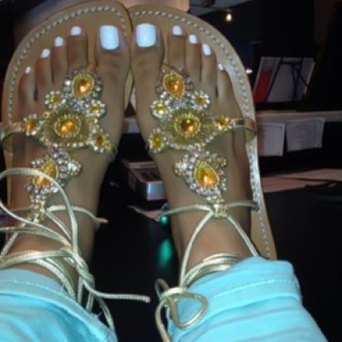 thenewebonyfootportal:  Ebony toes look so good in white polish.  Lovely feet