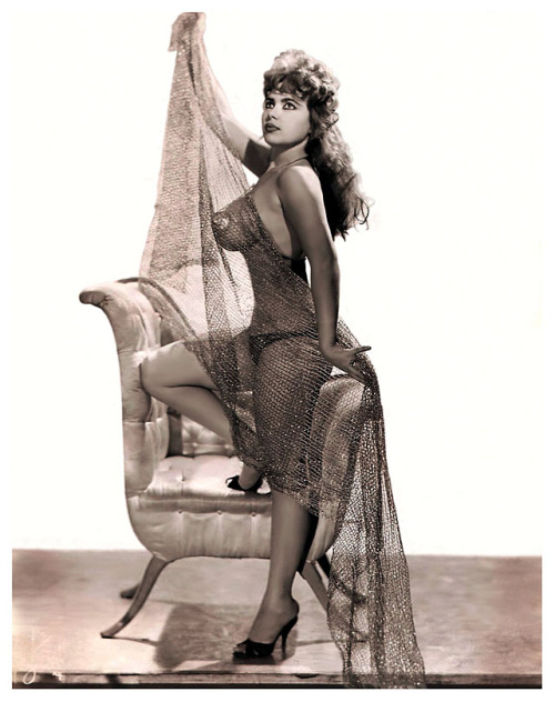 burleskateer:Gena Gio