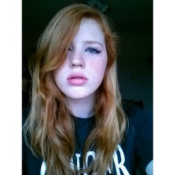 gelogenic-ginger:  My cheeks are always red  redheadsmyonlyweakness