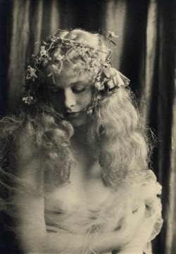 vintagechampagnefever:  Bohemian silent screen actress Dolores