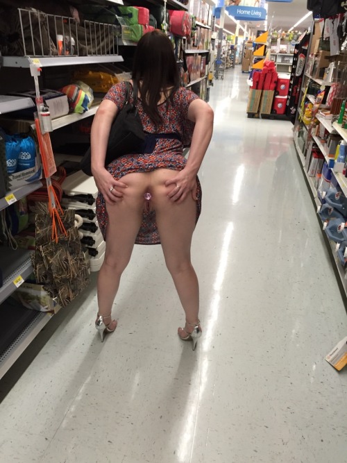 More fun at walmart, walking around with her plug and spreading her butt cheeks, so fucking hot!