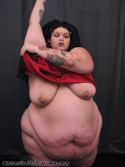 ssbbwsnake:  This is Snake Charmer, a gothic exotic SSBBW with