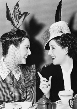 wehadfacesthen:  Rosalind Russell and Norma Shearer dining in