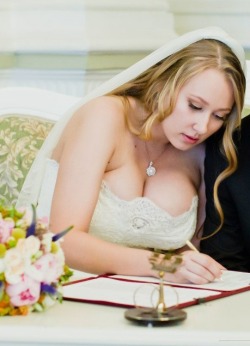 susiejuggs:  Wow what a beautiful busty blonde bride with absolutely