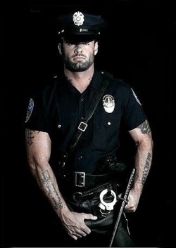quietcharms:  blue-eyed-girl69:  stefanpoison:  Policeman  Ohhhh….lock