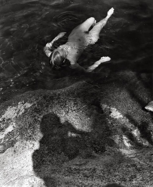 vivipiuomeno1:  Imogen Cunningham ph. - Self Portrait with Jane Foster, Lake Tenaya, 1939 