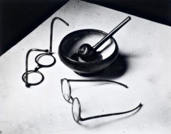 karamazove: Mondrian’s Pipe and Glasses, Paris, 1926– André