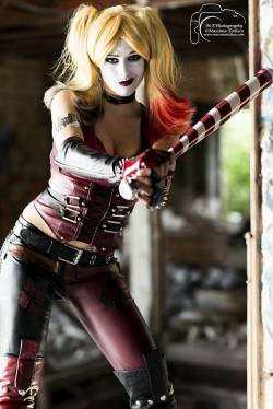 bannableoffense:  cosplayandgeekstuff:    Iris Harley Quinn Cosplay