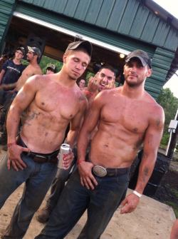 certainnightfire:  cowboy417a:  Country boys i would let all